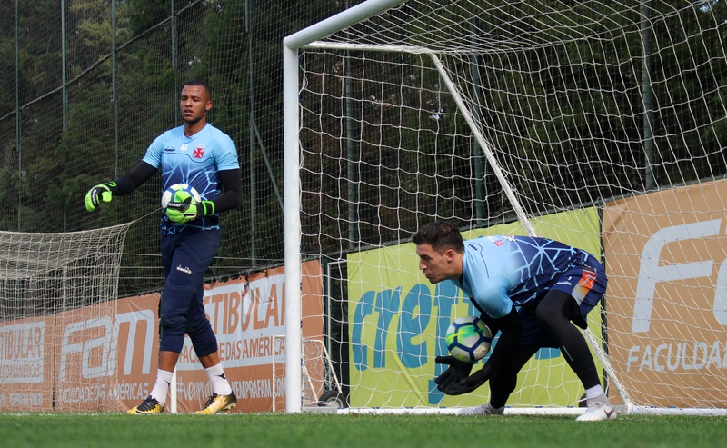 Martín Silva suando a camisa durante treino no CT do Palmeiras