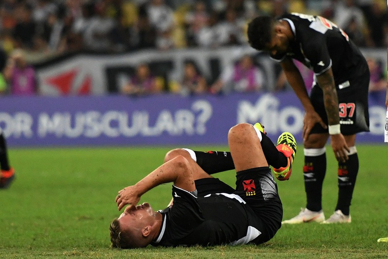 Maxi López caído no gramado