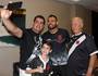 Leandro Castan posa para foto com família vascaína (Carlos Gregório Jr/Vasco.com.br)