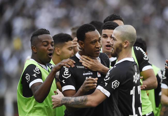 Fabrício é abraçado por jogadores do Vasco após passe para primeiro gol na vitória por 2 a 0