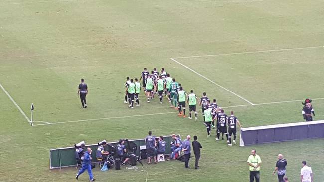 Jogadores do Vasco entram de mãos dadas na volta do intervalo