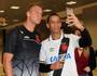 Maxi Lopez e torcedor (Carlos Gregório Jr/Vasco.com.br)