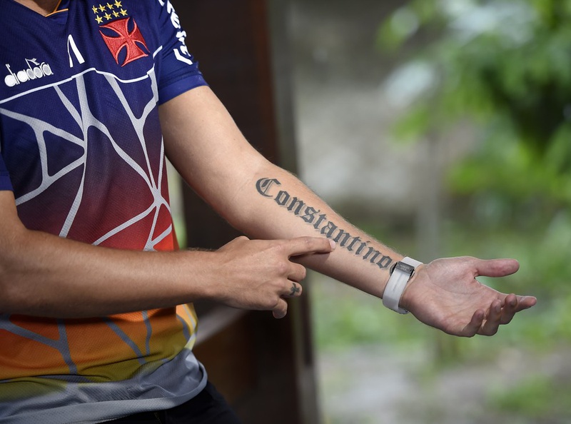 No braço esquerdo, o nome tatuado de Constantino