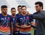 Alberto Valentim conversa com os jogadores do elenco do Vasco (Carlos Gregório Jr)