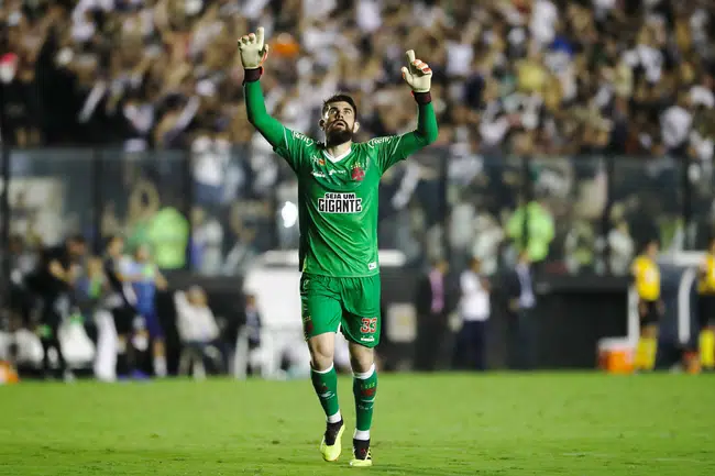 Fernando Miguel comemora defesa contra o São Paulo