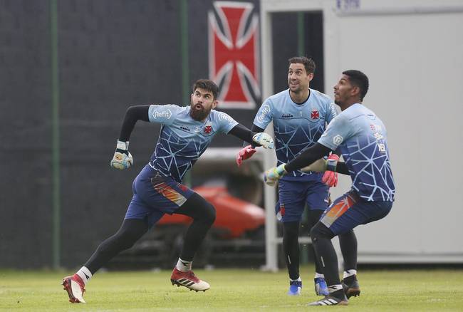 Fernando Miguel, Martin Silva e João Pedro em treinamento do Vasco