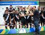 Jogadores vascaínos recebem a taça de campeão (Divulgação)