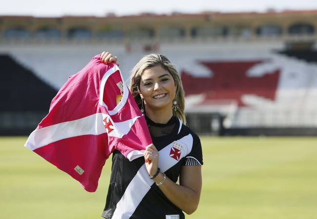 Taynara posa no gramado de São Januário