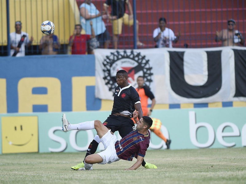 Ribamar disputa a bola com zagueiro em sua estreia pelo Vasco