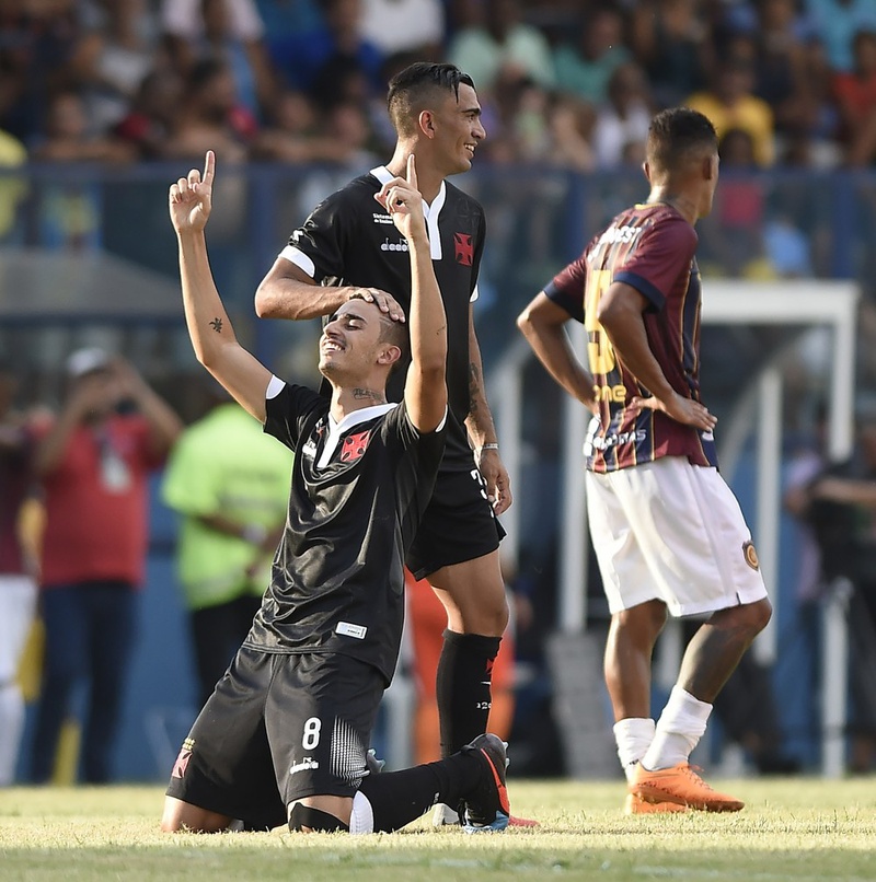 Thiago Galhardo comemora o gol da vitória em Conselhiero Galvão