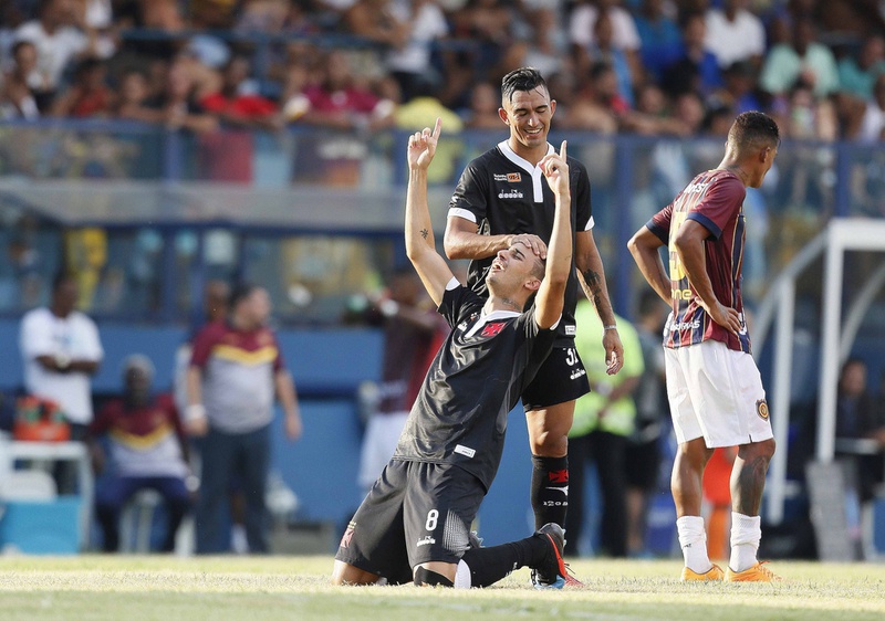 Thiago Galhardo se ajoelha após marcar em Conselheiro Galvão