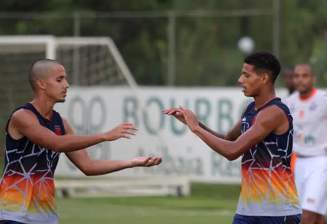 Rodrigo e Marrony festejam o terceiro gol do Gigante da Colina