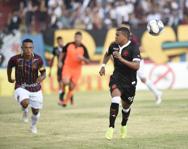 Yan Sasse em ação pelo Vasco contra o Madureira