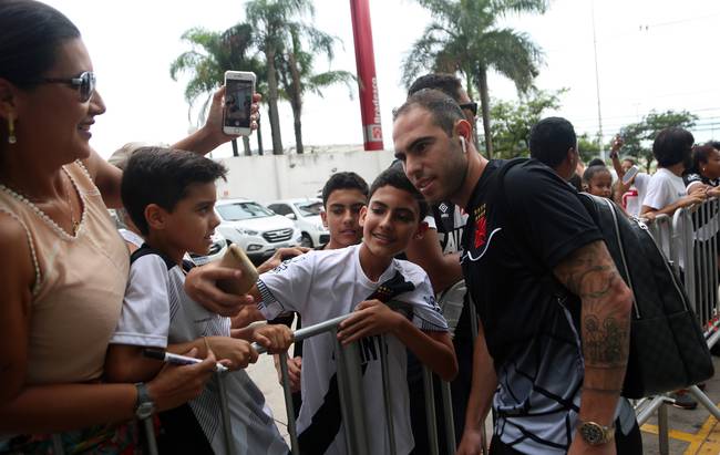 Bruno César recebe o carinho da torcida em Vitória