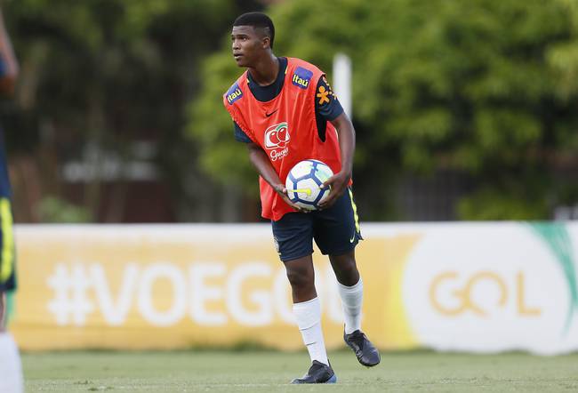 Caio Eduardo se diverte durante treinamento