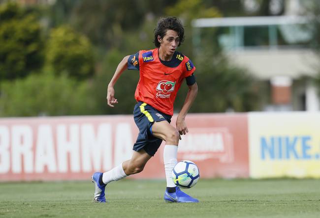 Marlon arranca durante atividade na Granja Comary
