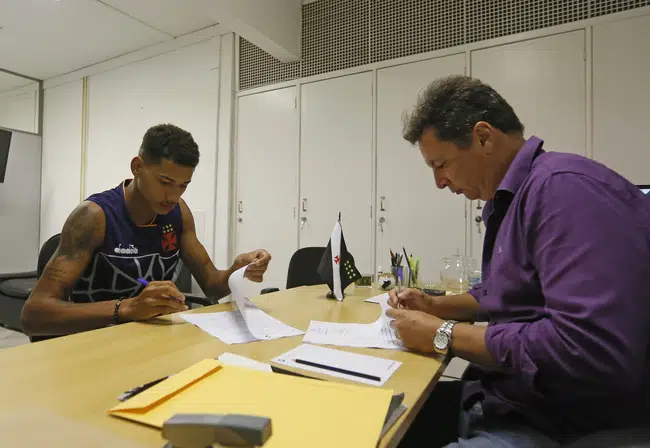 Marrony e Alexandre Faria na assinatura do contrato
