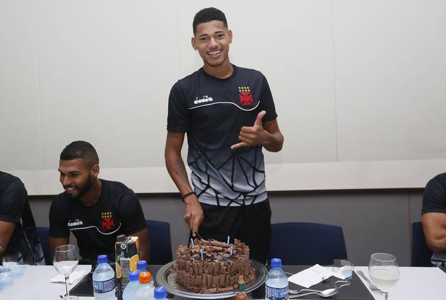 Marrony posa com o bolo na concentração