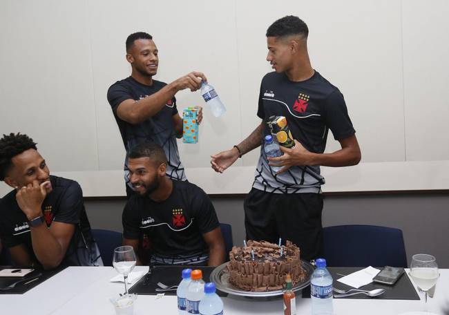 Marrony recebe bolo dos companheiros