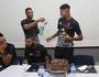 Marrony recebe bolo dos companheiros (Rafael Ribeiro/Vasco.com.br)
