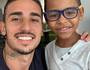 Thiago Galhardo e seu pequeno fã (Reprodução/Instagram)