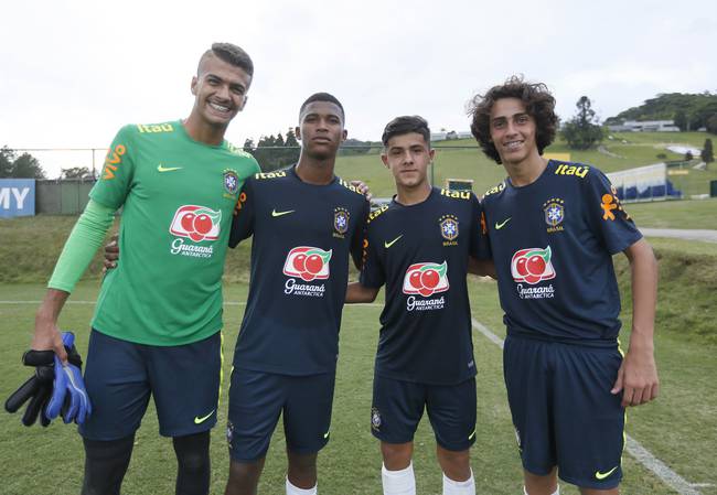 Vascaínos posam após treino na Granja Comary