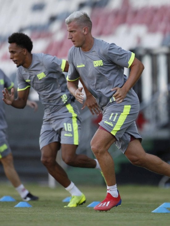 Maxi López trabalha dura para recuperar a forma física e o espaço na Colina