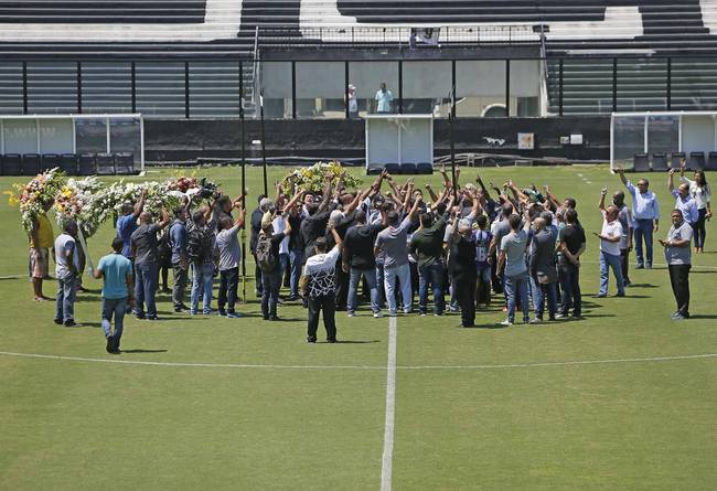 Amigos, torcedores e familiares fizeram a última homenagem para Eurico no gramado