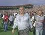 Eurico Miranda anda pelo gramado para ver a situação dos torcedores feridos após a queda do alambrad (Gustavo Azeredo / Agência O Globo)