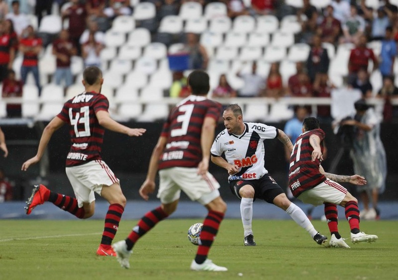 Bruno César em ação no primeiro jogo da final do Carioca