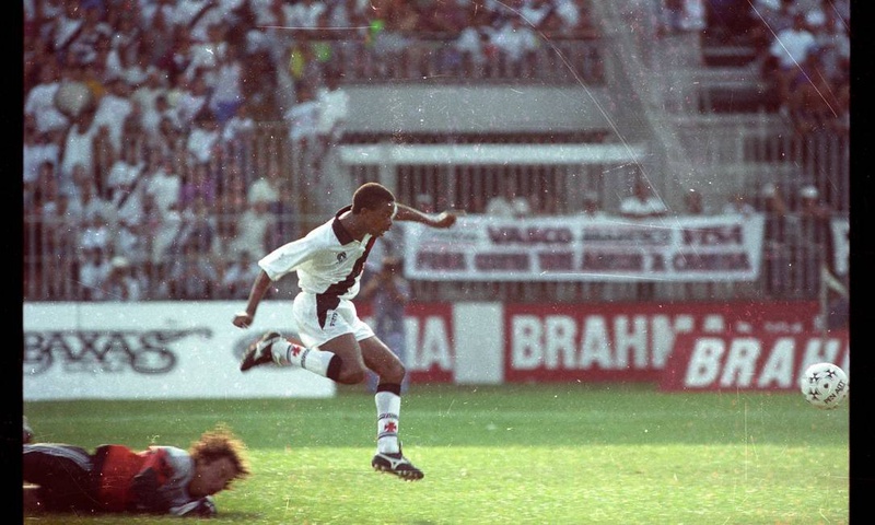 Dener deixa o goleiro para trás em vitória do Vasco sobre o Volta Redonda