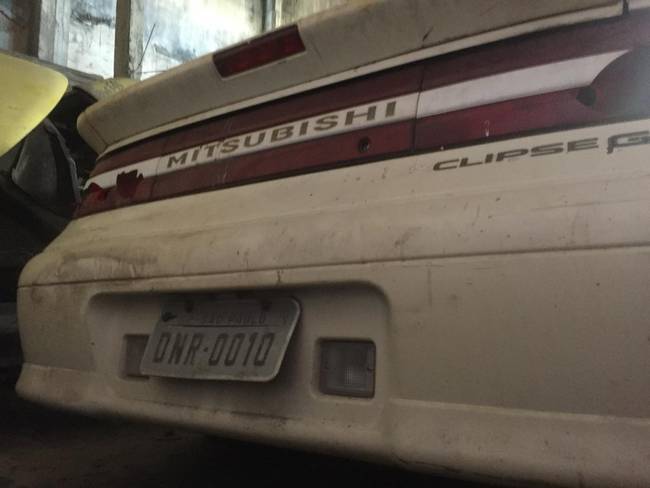 A placa na traseira do carro com as consoantes e o número da camisa de Dener