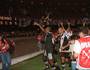 jogadores do Vasco erguem a Taça GB, conquistada em 2000, e fazem grande festa no Maracanã (Arquivo/Agência O Dia)