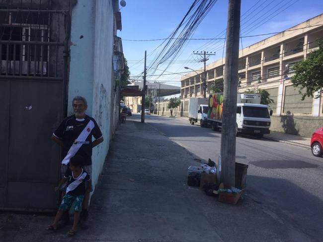 Julio Martins e o netinho Arthur são vizinhos do Vasco e "moram" com a lembrança da morte de Dener