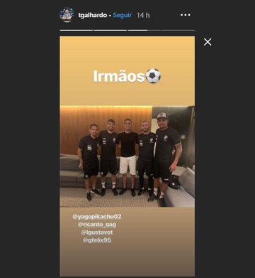 Thiago Galhardo visita jogadores do Vasco na concentração