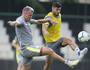 Ricardo disputa bola com Maxi López durante treino no CT (Rafael Ribeiro/Vasco.com.br)
