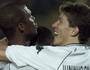 Clebson abraça Juninho Paulista, durante jogo do Vasco pela Libertadores de 2001 (REUTERS/Jose Miguel Gomez)