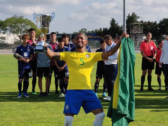 Douglas Luiz foi eleito o melhor jogador do Torneio de Toulon 2019