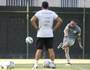 Ramon Menezes observa Bruno César no treino de falta (Rafael Ribeiro/Vasco.com.br)