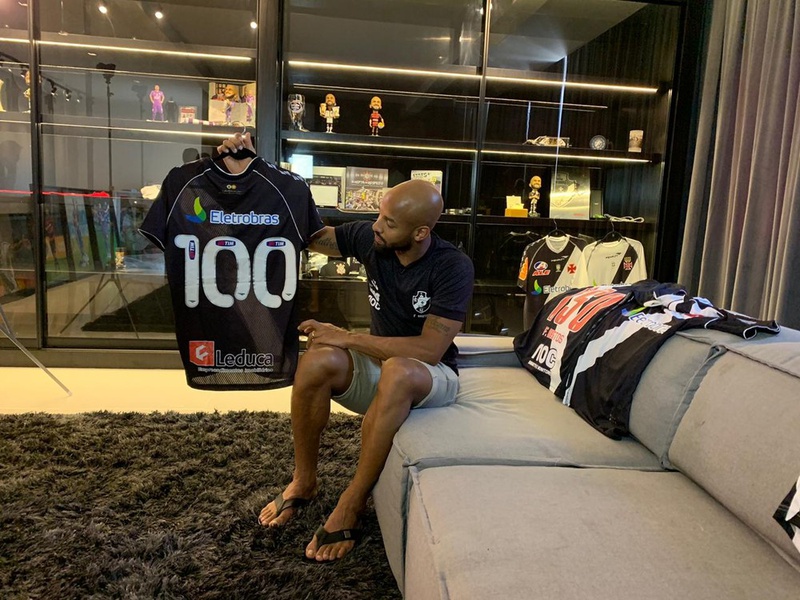 Fellipe Bastos mostra camisa comemorativa de jogo 100