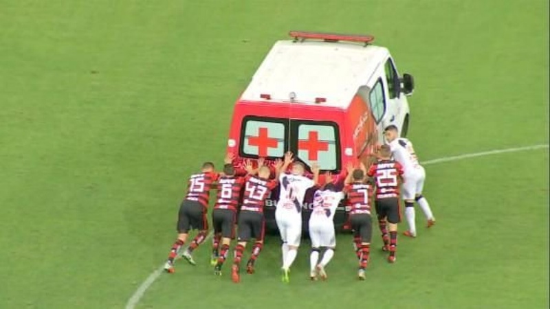 Jogadores de Vasco e Flamengo empurram ambulância