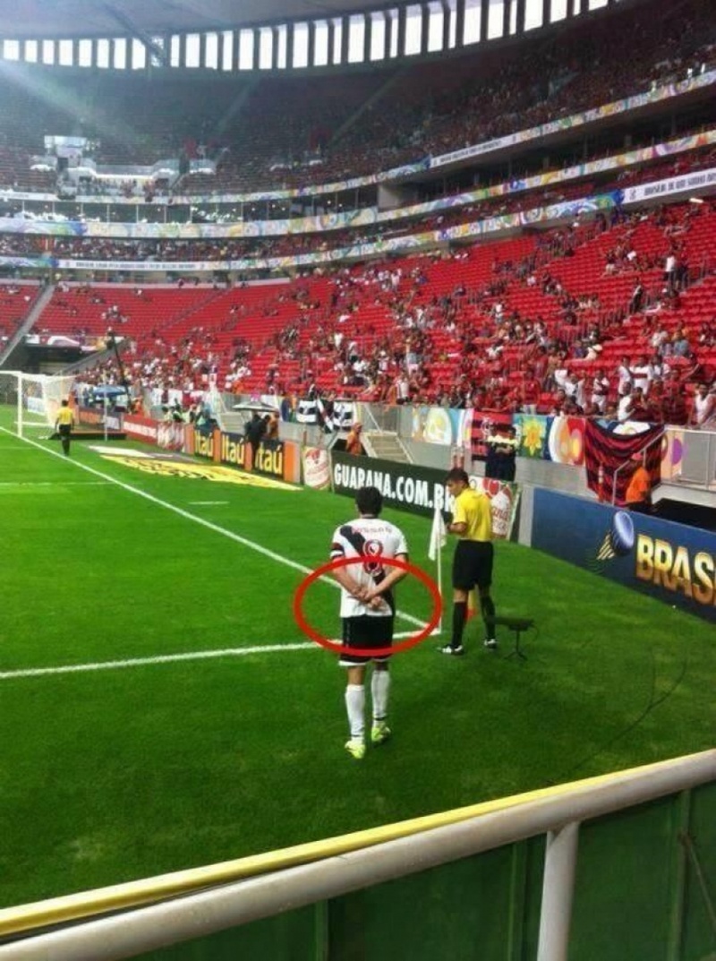 Juninho fazendo simbolo da FJV para a torcida do Flamengo