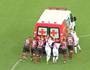 Jogadores de Vasco e Flamengo empurram ambulância (Reprodução/Internet)