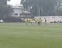 Jogadores recebem os coletes para o treino no CT do Almirante (Davi Barros)