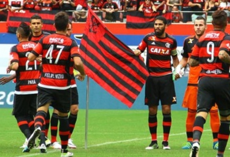 Zagueiro do flamengo finca bandeira no meio do campo