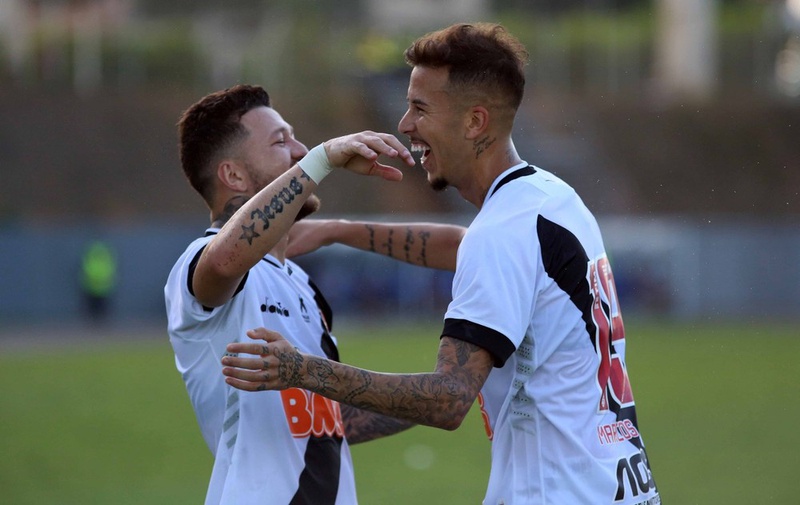 Rossi e Marcos Júnior comemoram gol do Vasco