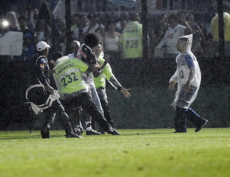 Torcedor tenta invadir o gramado depois do gol anulado do Vasco contra o Athletico-PR