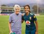 Kaylane posou para foto com a técnica da Seleção principal, Pia Sundhage (Laura Zago/CBF)