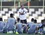 Vanderlei Luxemburgo conversa com os jogadores em treino: confiança em alta (Rafael Ribeiro/Vasco.com.br)