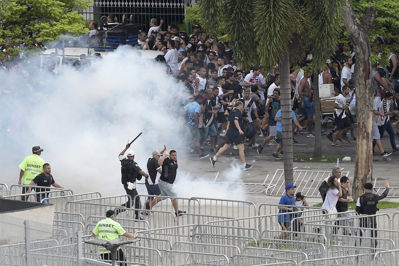 Confusão entre torcedores e PM em Vasco x Fluminense, pela final da Taça Guanabara